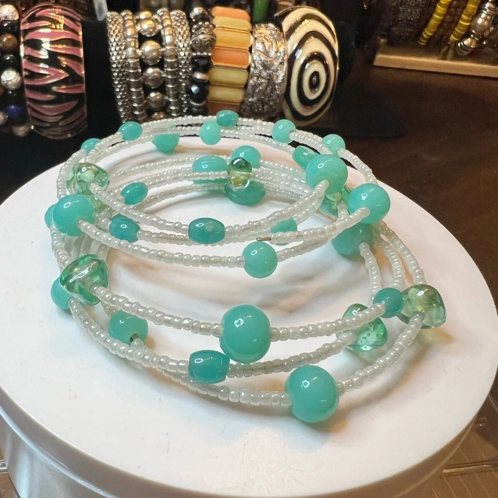 Elegant Beaded Bracelet with Turquoise and White Accents